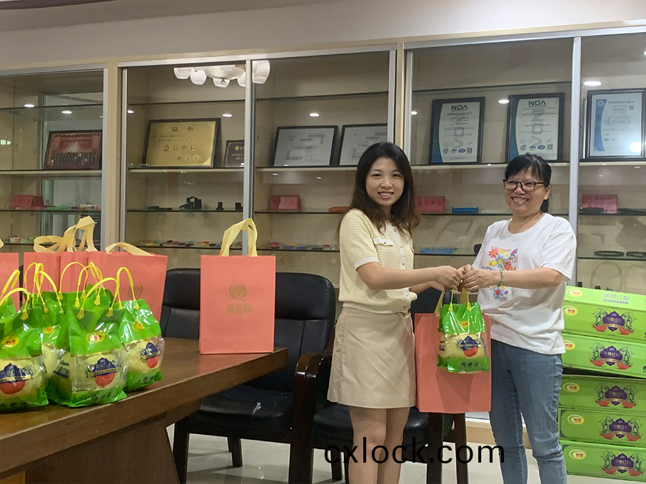 東莞(guan)雨(yu)貝(bei)爲(wei)員工髮放(fang)節日禮物